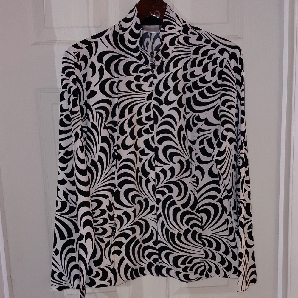 EUC Zenergy by Chicos Size 2, Surf or Anywhere Zip Front Jacket, B&W Abstract